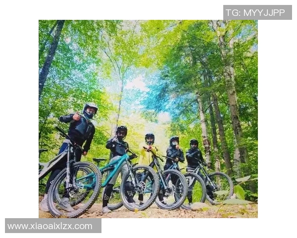 足球明星光着脚在草坪上奔跑展现自然魅力与运动激情的完美结合 足球明星光着脚在草坪上奔跑展现自然魅力与运动激情的完美结合