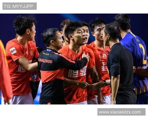 足球明星遭遇意外冲突视频曝光引发热议和讨论